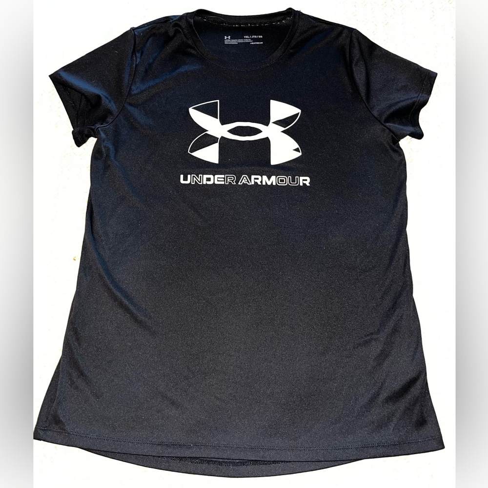 Boys Under Armor dri fit shirtsleeve shirt